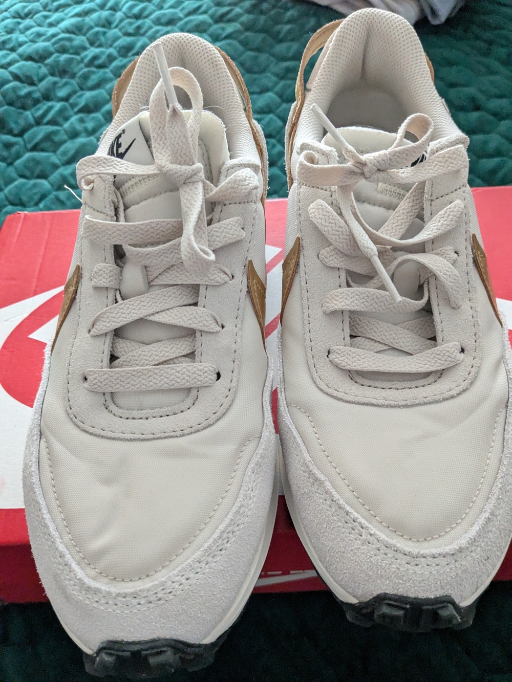 Nike WMNS Waffle Debut ESS in Light Orewood Brown/Gold